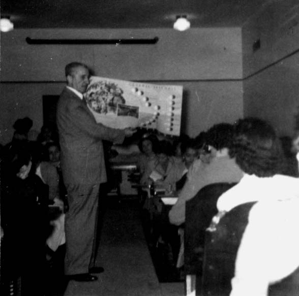 Nóbrega da Cunha ministrando curso sobre a ONU. (década 1950, imagem de nosso acervo)